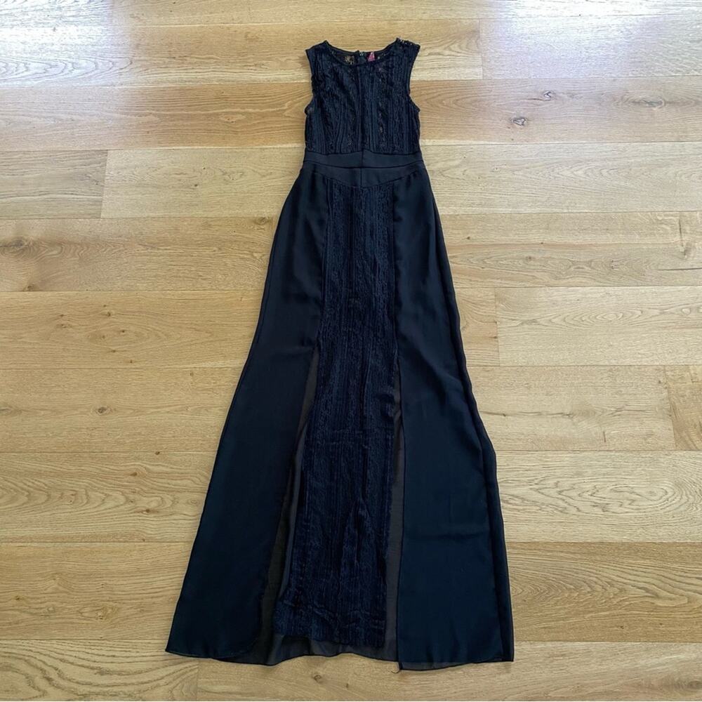 Malloy - Sleeveless Lace Maxi Dress in Black